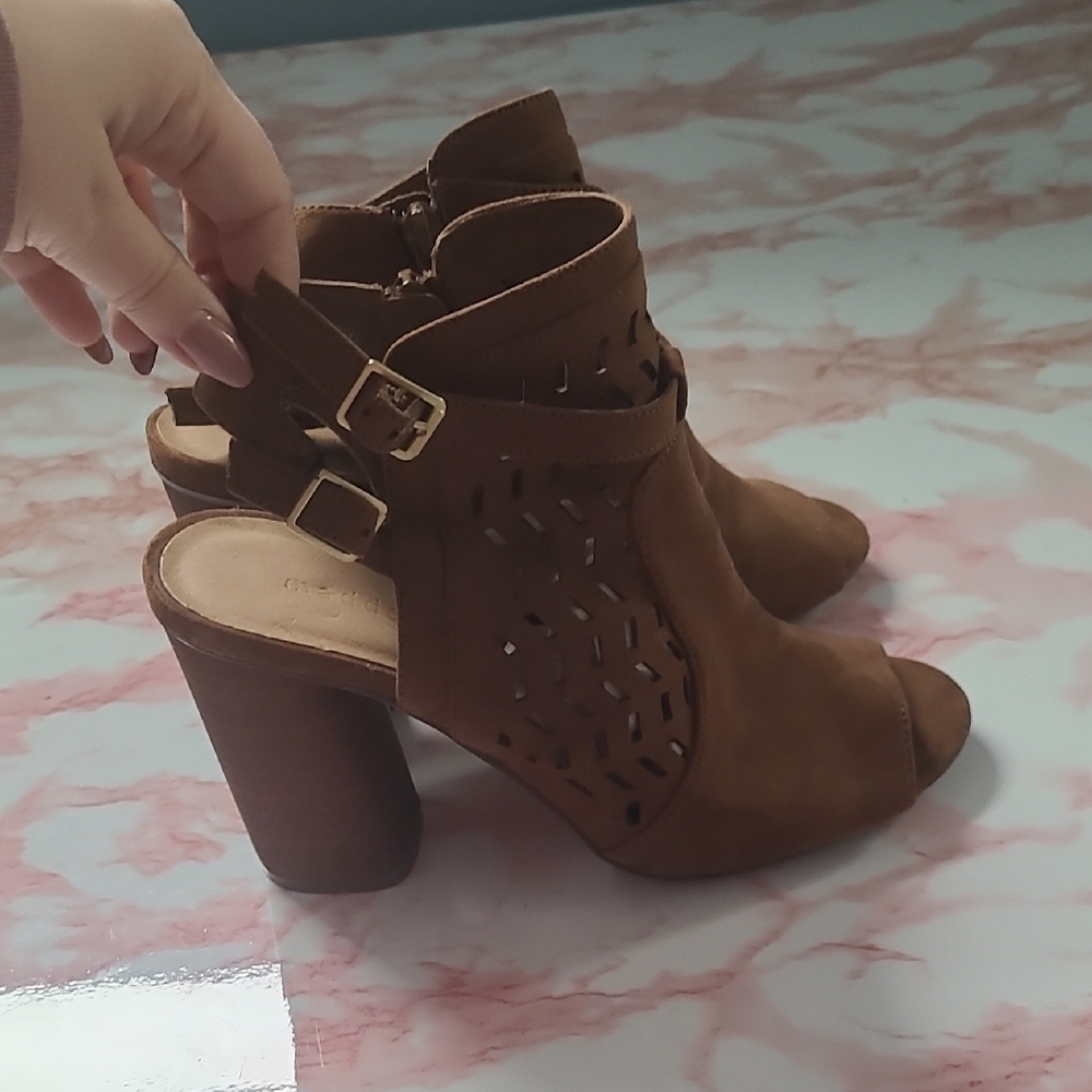 GUC Madden Girl Addy Peep-Toe Chestnut Block Heel Sandals Sz 7.5 - Picture 3 of 7